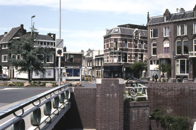 858082 Gezicht op Noorderbrug te Utrecht, met links de panden Weerdsingel O.Z. 51-52, in het midden de ingang van de ...
